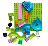 Circuit de blocs de construction avec pistes et planche.