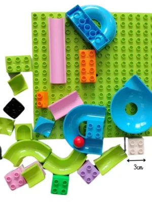 Circuit de blocs de construction avec pistes et planche.