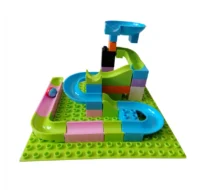 Circuit de blocs de construction avec pistes et planche.